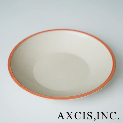 淺米色陶瓷義大利麵盤，盤緣帶有橘紅色邊飾，呈現簡約素燒質感。