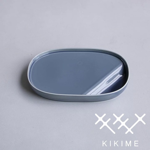 灰藍色波佐見燒橢圓主菜盤，邊緣帶有淺灰邊飾，表面光滑。