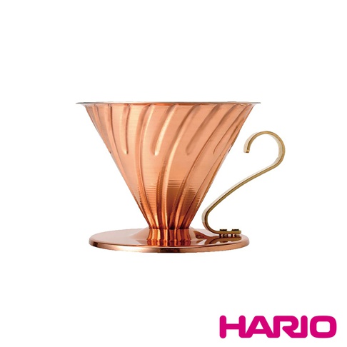 V60銅製濾杯，採銅材質，表面有螺旋紋路，帶有一個黃銅色彎曲把手，適用於沖泡1至4杯咖啡。