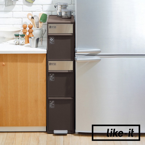 一個棕色三層分類垃圾桶，旁邊緊鄰白色冰箱，垃圾桶頂部有金色飾條，底部有腳踏板。