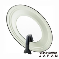 可立式強化玻璃鍋蓋，鍋蓋邊緣為淺綠色，中央為透明玻璃，配有黑色可站立手柄。