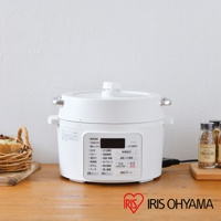 白色IRIS OHYAMA電子壓力鍋，容量2.2L，適用3人份。鍋體為光滑塑料材質，頂部有白色蓋子和銀色把手。面板為白色，印有日文功能選項和操作說明，配有黑色電源線。