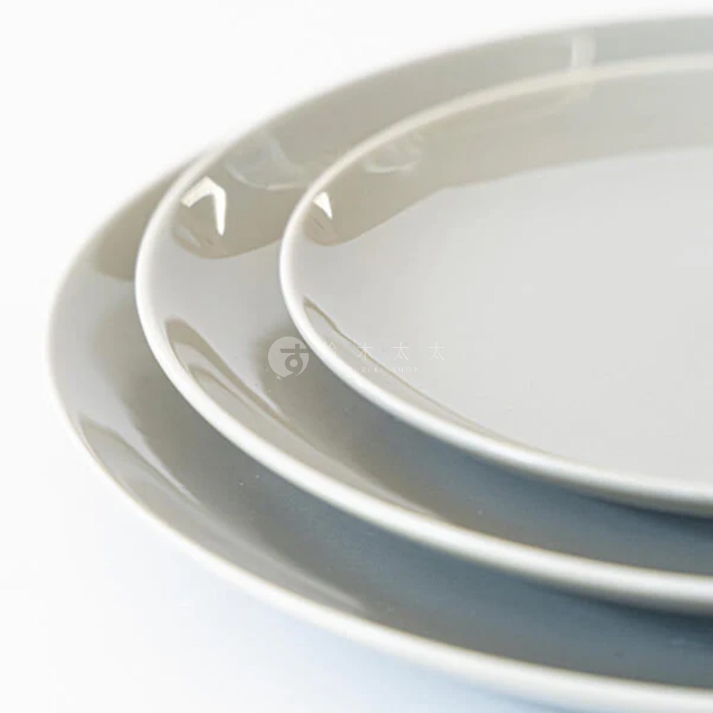 CouLeur 美濃燒簡約素雅質感圓餐盤 S，疊放展示，呈現溫潤的灰色調陶瓷質感，盤面光滑，邊緣圓潤。