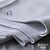 疊層的淺灰色超細纖維擦拭巾，特寫其細緻的織紋和包邊縫線。