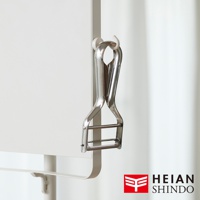 平安伸銅免釘伸縮磁吸置物架SPL-7WH的細節，掛鉤上固定了一個金屬夾子