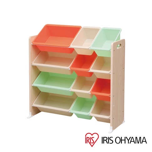 木質框架的兒童玩具繪本收納架，共十二個收納盒，顏色包含橘色、米白色及淺綠色，收納盒為塑膠材質，設計有方便搬運的提把。