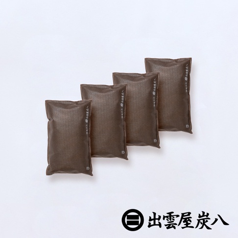四個深棕色長方形櫥櫃專用除濕調濕木炭包，以階梯式排列展示，每個包裝袋上皆印有出雲屋炭八的品牌標誌與文字。