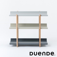 MARGE SHELF 3 三層置物收納架，擁有淺灰色、淺綠色和深灰色三層層板，由兩根圓形木質支柱支撐，設計簡潔現代。