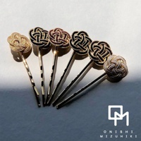 金絲線編織成的日式水引花結髮夾，共展現金色、黑金、紅黑、白金四種配色，髮夾為金色金屬材質。