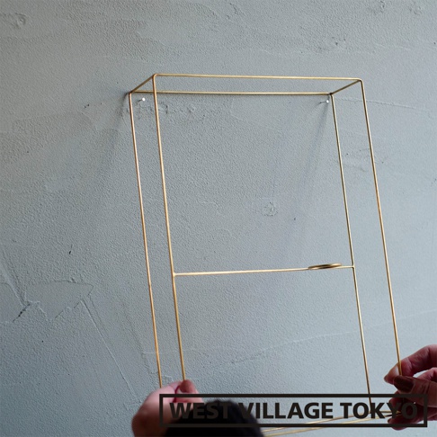 黃銅書本造型掛擺兩用花器，極簡線條設計，金屬材質，可掛於牆面展示。