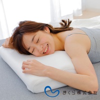 白色護頸止鼾枕，表面有細緻的紋理，枕套材質柔軟。一名女子側臥，臉部埋在枕頭中，表情安詳。