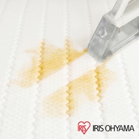 隨心無線織物清潔機 RNS-B200D 的白色主機，正清潔白色織物床墊上的黃色污漬。