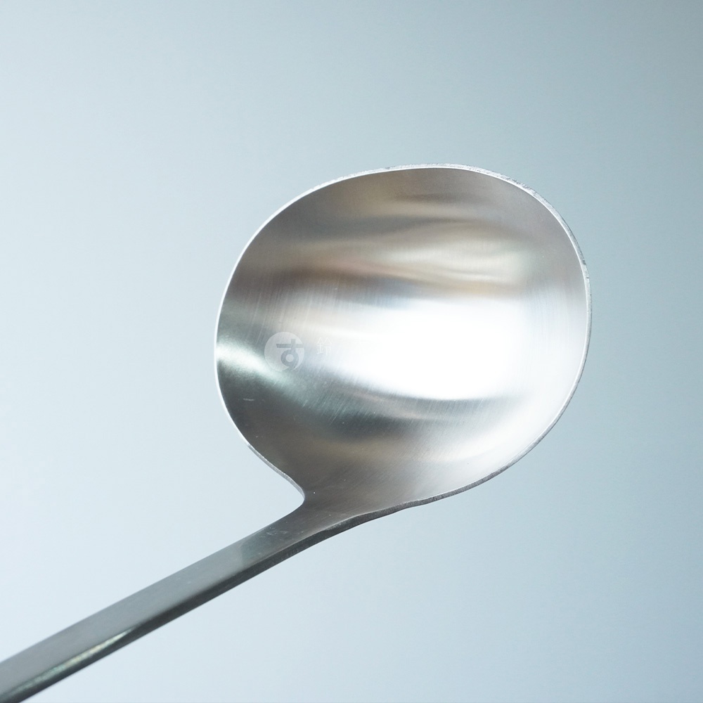 不鏽鋼萬用湯勺，銀色，湯勺部分為圓弧形，帶有手柄。