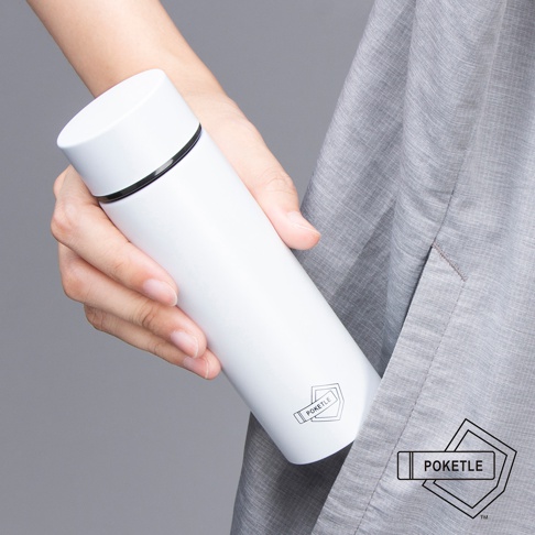 手持白色圓柱形保溫杯，杯身光滑，頂部有黑色飾環，杯身印有「POKETLE」標誌。