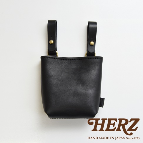 黑色職人手作皮革多用途工作用腰袋，設有兩個皮革掛帶，以銅扣固定。