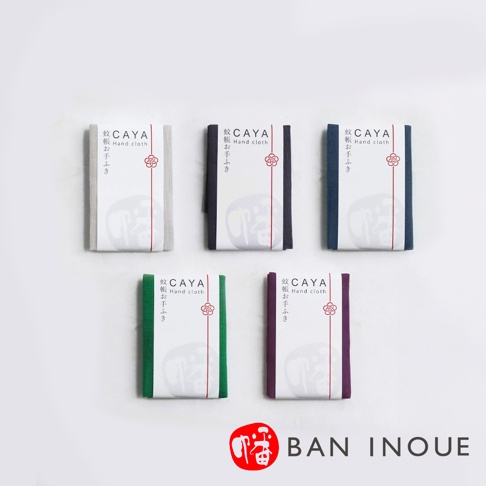五入組三層蚊帳棉織迷你手拭巾，有灰色、黑色、深藍色、綠色和紫色五種顏色，皆為37x37cm尺寸，每條手拭巾都印有品牌Logo與日文說明。