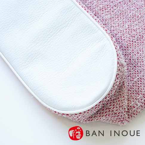 BAN INOUE 蚊帳棉裂織手提袋，白色皮革鑲邊，搭配紅色織紋布料。