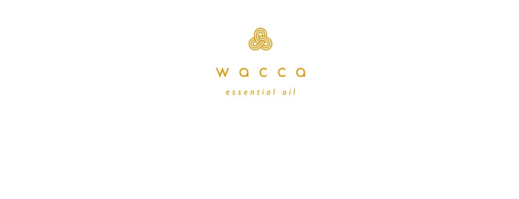 金色線條構成的品牌標誌，下方為金色字體的「Wacca essential oil」。