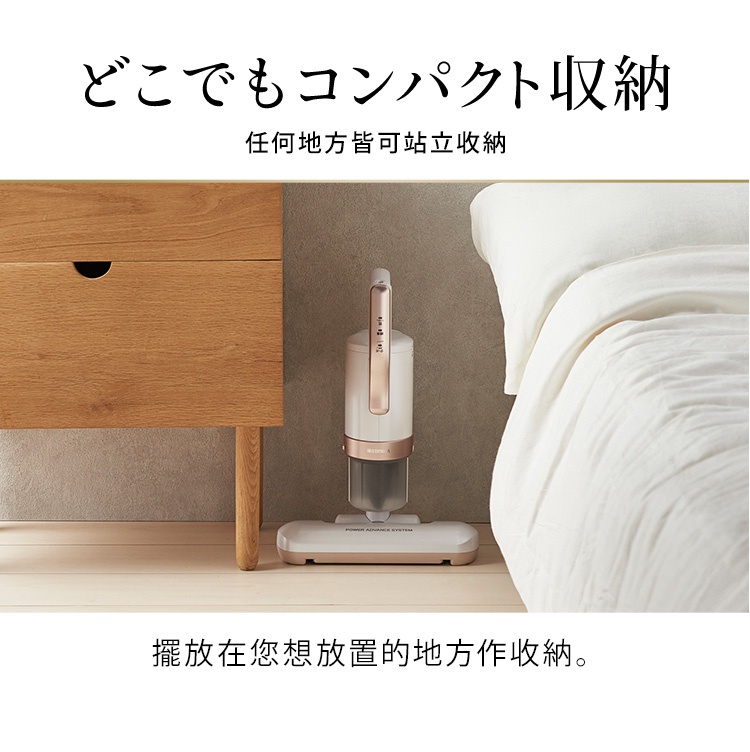 粉色雙氣旋偵測除蹣清淨機 HEPA13銀離子限定版，搭配金色飾條，置於木質床頭櫃旁，床鋪白色床單為背景，展示其簡約直立式收納。