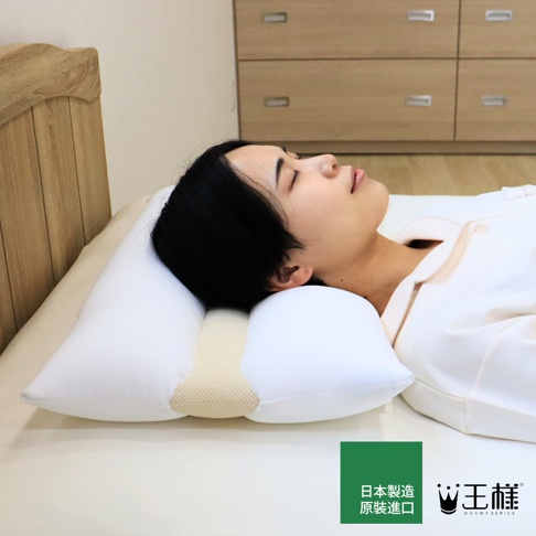 一位女性仰躺在床上，頭枕在一個白色枕頭上，枕頭中間有網狀的織帶。