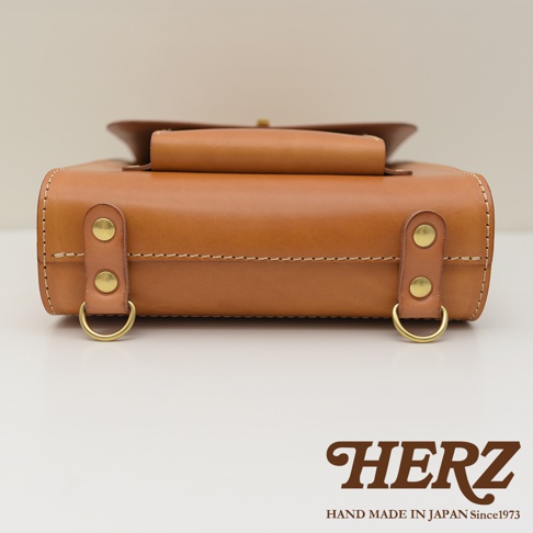 職人手作皮革復古後背包，焦糖棕色，採用高品質皮革製作，搭配車縫線與黃銅五金配件，設計簡約大方。