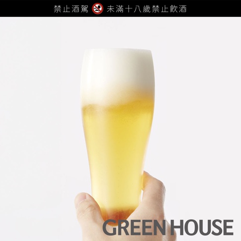 手持一杯裝有啤酒的玻璃杯，啤酒上覆蓋著濃密的白色泡沫。玻璃杯是透明的，可以清楚地看到啤酒的淺黃色。