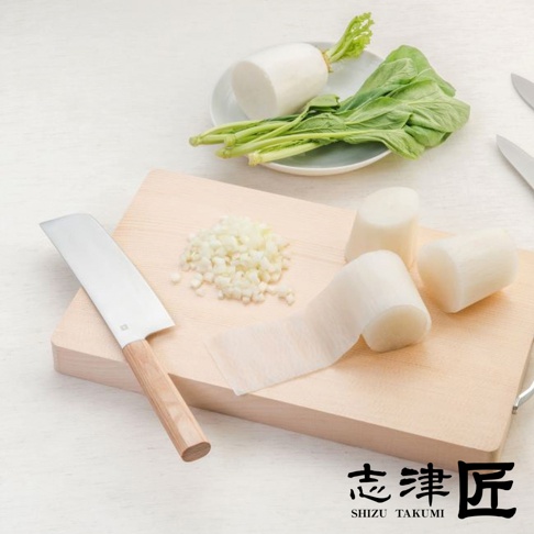 Yuri / Nakiri 菜切刀，配有淺木色手柄，刀刃為銀色金屬。旁邊有切好的白蘿蔔塊、切碎的洋蔥和綠葉蔬菜。