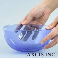 雙手捧著一個清透的圓潤紫色玻璃點心碗，碗壁光滑，內部有反光。