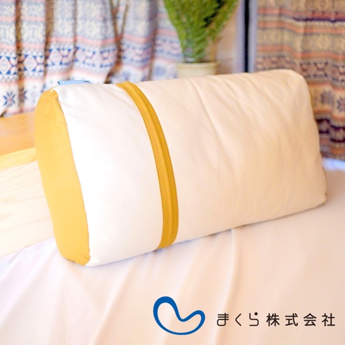 JOURNEY 旅行便攜枕，白色枕套搭配側邊及中間的芥末黃色飾帶，材質看起來柔軟舒適，適合攜帶旅行使用。