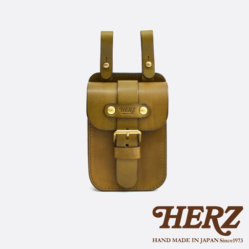 職人手作經典腰袋 E-49，橄欖綠皮革，設有翻蓋、金屬釦環及兩條懸掛帶，適合腰間或皮帶懸掛。