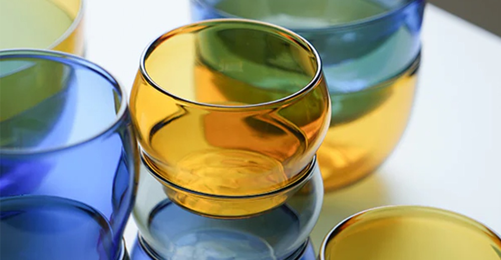 LAGOM 清透復古圓潤點心碗，玻璃材質，呈現琥珀黃、湛藍、與青綠漸層色調，碗身圓潤，適合盛裝點心。