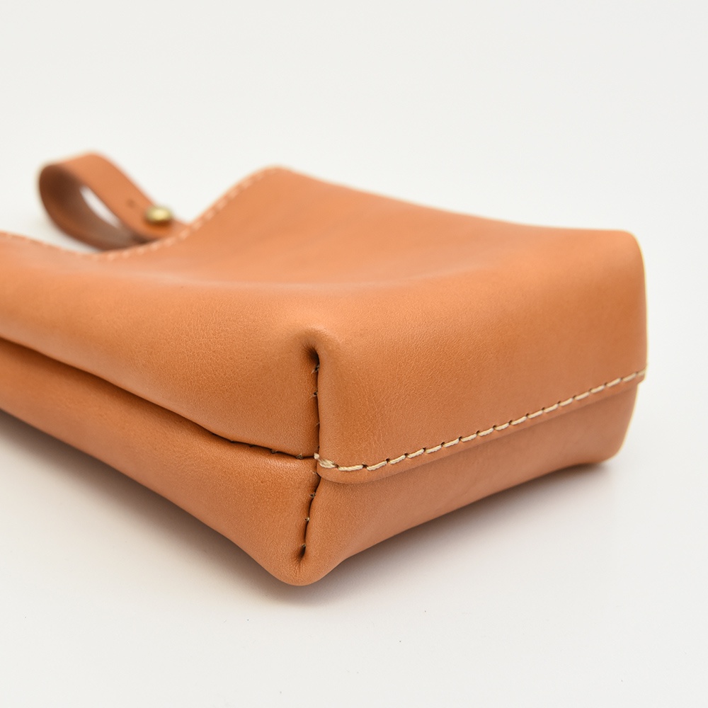 職人手作皮革多用途工作用腰袋，展示經典棕色皮革材質，車縫線清晰，設計簡約實用。