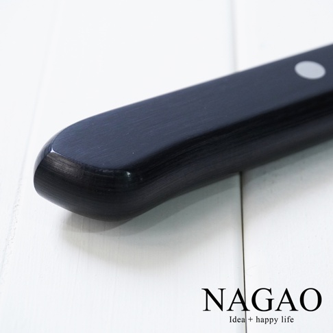 燕三條 VG-10 不鏽鋼三德刀 16.5cm，特寫黑色磨砂手柄末端，手柄上有銀色鉚釘。