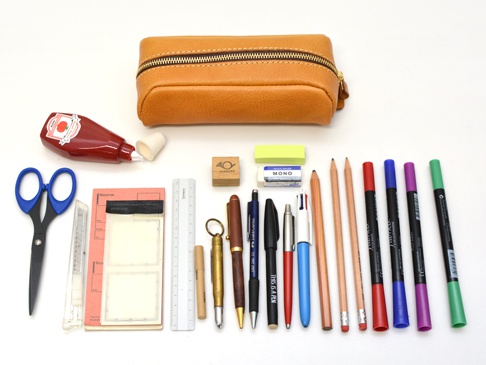 収納物:はさみ、修正テープ、カッター、メモ、定規、鉛筆削り、消しゴム、付箋、ペン類13本、シャーペンの芯。
とかなり沢山の物が収納できます。