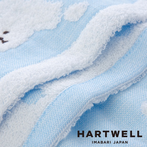 今治純棉點點紗布毛巾，淺藍色底布搭配白色點狀圖案，觸感柔軟，材質為純棉。