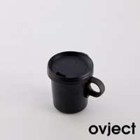 黑色琺瑯馬克杯，附有黑色蓋子和把手，簡約設計。