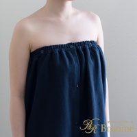 深藍色棉紗混紡快乾浴裙，平口鬆緊設計，飾有黑色鈕扣。