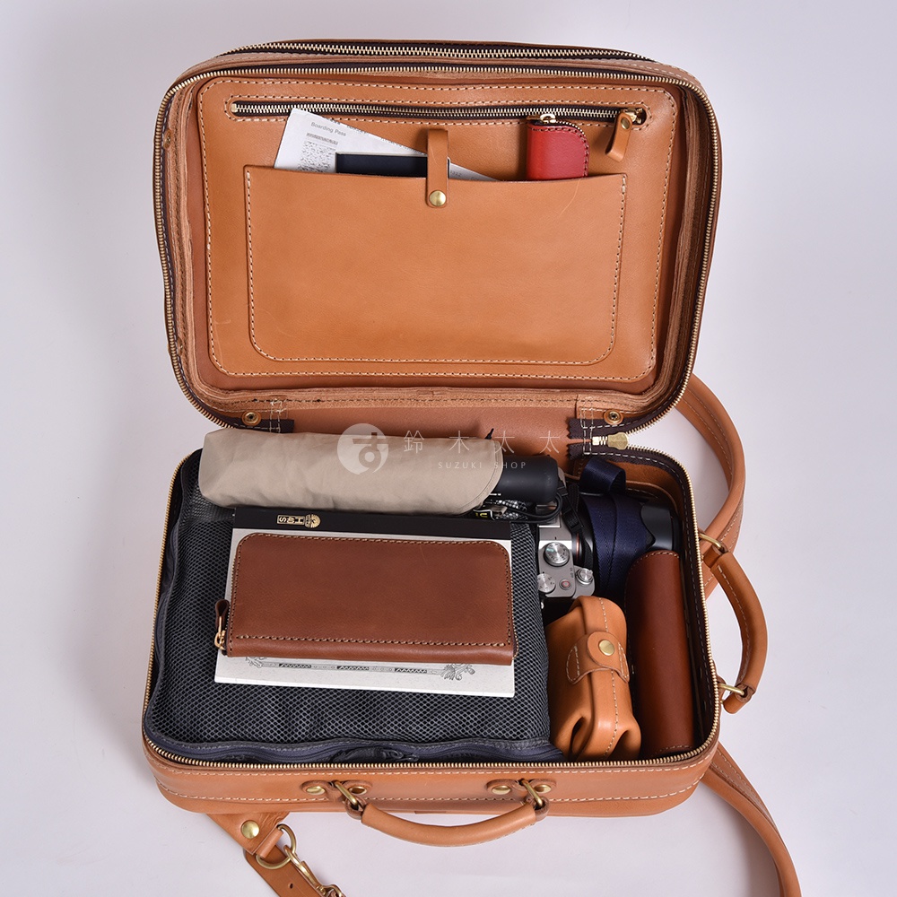 職人手作皮革兩用商務後背包 R-33，展現其精緻的皮革內裡，包含文件夾、卡夾、可折疊雨傘、相機及其他個人物品，設計實用且具備高品質的工藝。