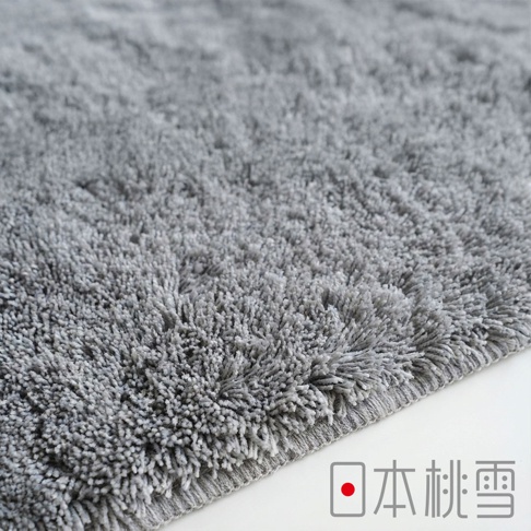 日本桃雪 抗菌防臭瞬吸乾爽浴墊，灰色絨毛材質，特寫畫面
