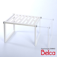 白色塑膠材質的伸縮槽下單層站立收納架，由多個長方形支架和可調節的層板組成，層板上有多個長條形鏤空設計。