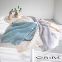 一堆今治吹髮專用吸水桑拿風頭巾，顏色包含淺藍、米白、淺紫和淺米黃，材質柔軟，皆有按鈕設計。