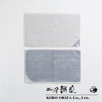 兩塊SUFFSUFF棉麻混紡快乾浴墊，上為淺灰色，下為中灰色，皆帶有白色滾邊，質地柔軟。