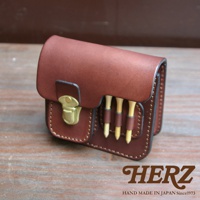 職人手作皮革高爾夫腰包，深棕色，附黃銅扣環，側面有三個高爾夫球釘插槽，展現精緻縫線工藝。