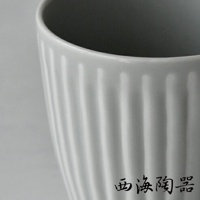 波佐見燒 FUWARI 兩件式馬克杯，呈現簡約線條設計，材質為陶瓷，杯身為純白色，內部為深灰色。