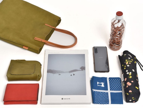 Mサイズ収納例:マチ付きポーチ(KF-114-S)、A4雑誌、スマホ、500mlペットボトル、折りたたみ傘、ミドルウォレット(WS-10)、ハンカチ。