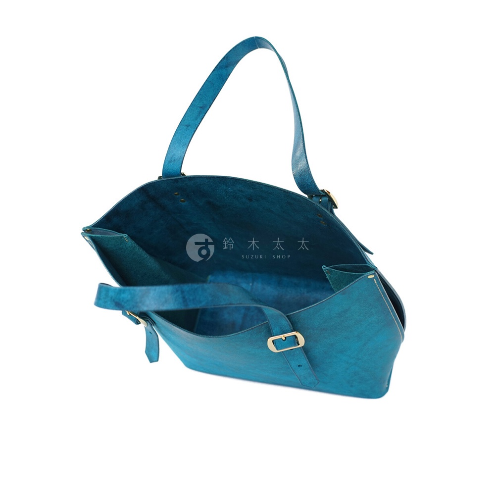 北海道KASANE 職人手作義大利Margot皮革托特包，展現其內裡細節與藍綠色皮革質感