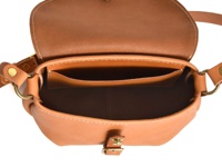 職人手作皮革休閒旅行馬鞍包 (CK-20)，採用天然棕褐色皮革製成，包身呈現經典馬鞍包造型，翻蓋設計，內部有兩個隔層，配有黃銅色金屬扣和可調節肩帶。