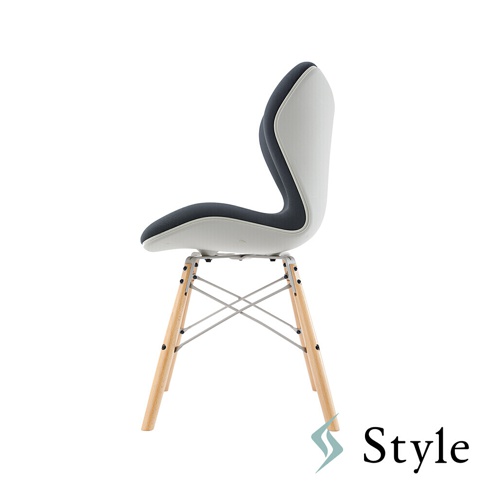 Chair PM 健康護脊座椅雲感款，採用灰白色布藝包覆，搭配深灰色織物邊緣，呈現流線型設計。椅身下方為金屬連接件，支撐著四根木質椅腿，椅腿呈現原木色。