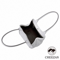 白色方形托特包，採用荔枝紋皮革材質，配有雙提把和磁扣開合，內部為深色襯裡。