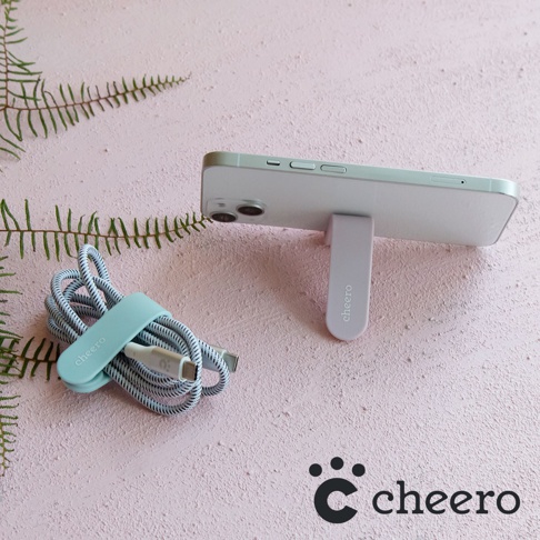 淺綠色和淡紫色萬能QQ變形夾，分別用於固定充電線和支撐手機，材質為矽膠，設計簡約。